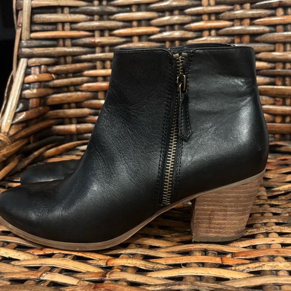 Crown Vintage Black Ankle Booties Crown Vintage Sandy black booties Size 7.5 - Picture 1 of 13